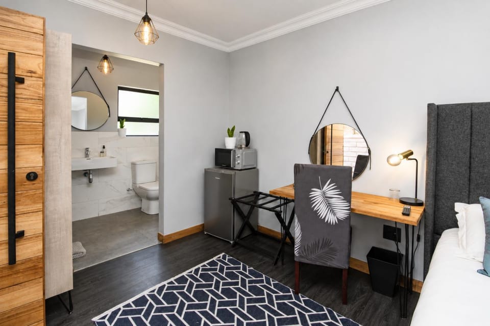 Bed, Bathroom, Kitchen or kitchenette, Photo of the whole room, Bedroom, microwave