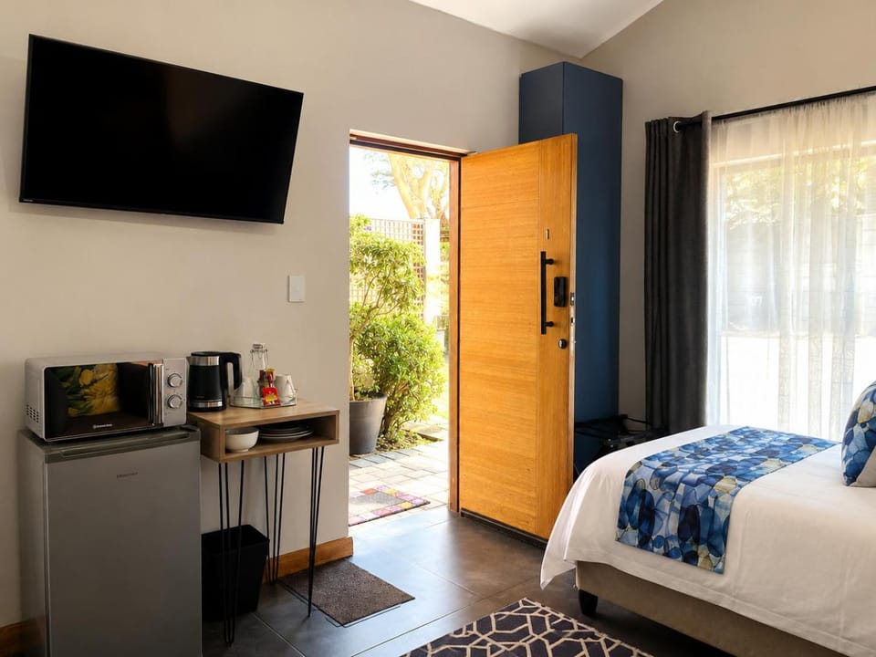 Bed, TV and multimedia, Coffee/tea facilities, Kitchen or kitchenette, Photo of the whole room, Bedroom, Garden view, microwave, minibar