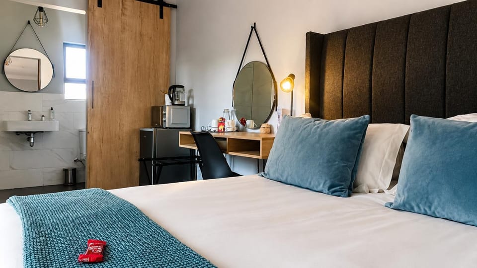 Bed, Photo of the whole room, Seating area, Bedroom, wardrobe