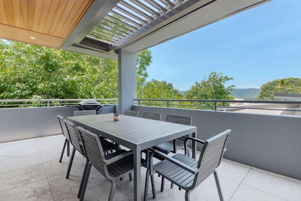 Villa On The Hill - Spacious Tropical Panorama Villa in Port Douglas