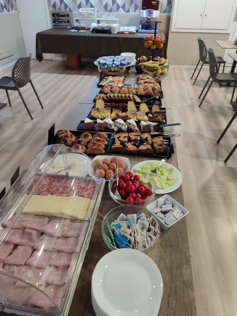 Restaurant/places to eat, Food and drinks, Breakfast, Buffet breakfast
