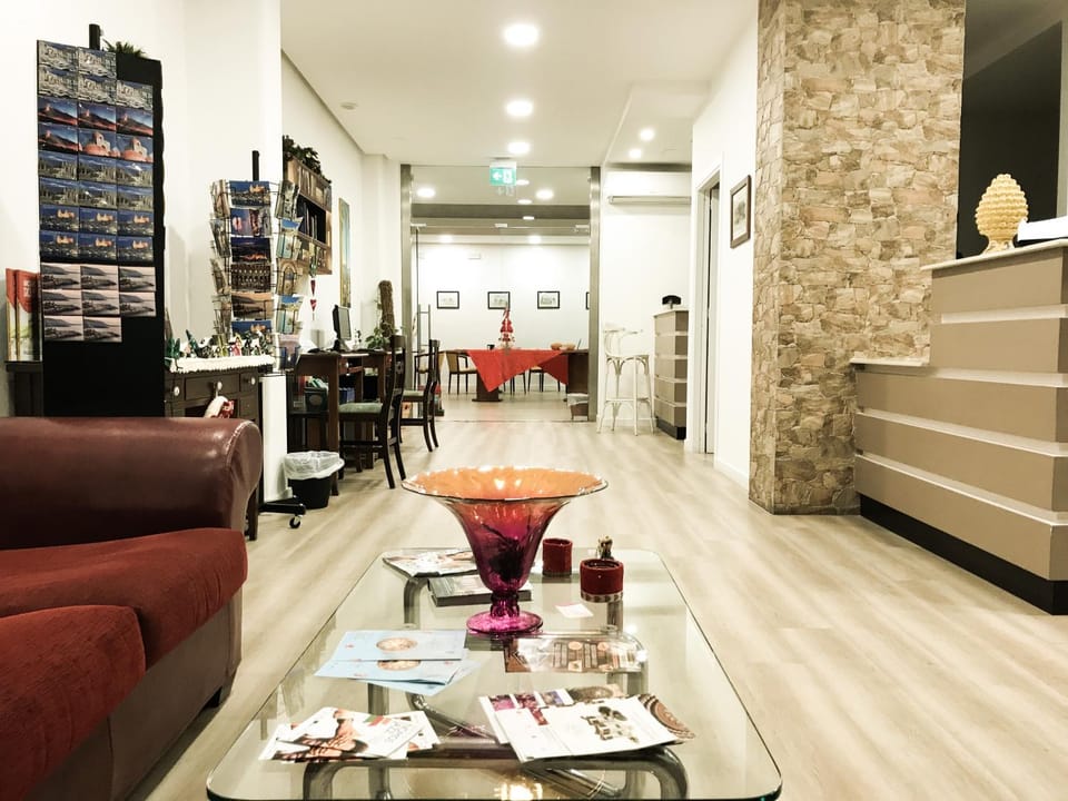 Living room, Lobby or reception, Lounge or bar, Seating area, Drinks, Alcoholic drinks