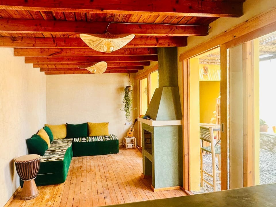 Property building, Living room, Seating area, Breakfast