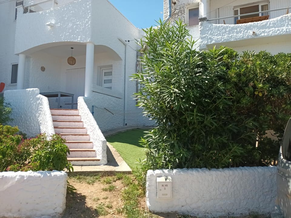 Property building, Facade/entrance, Garden, Balcony/Terrace