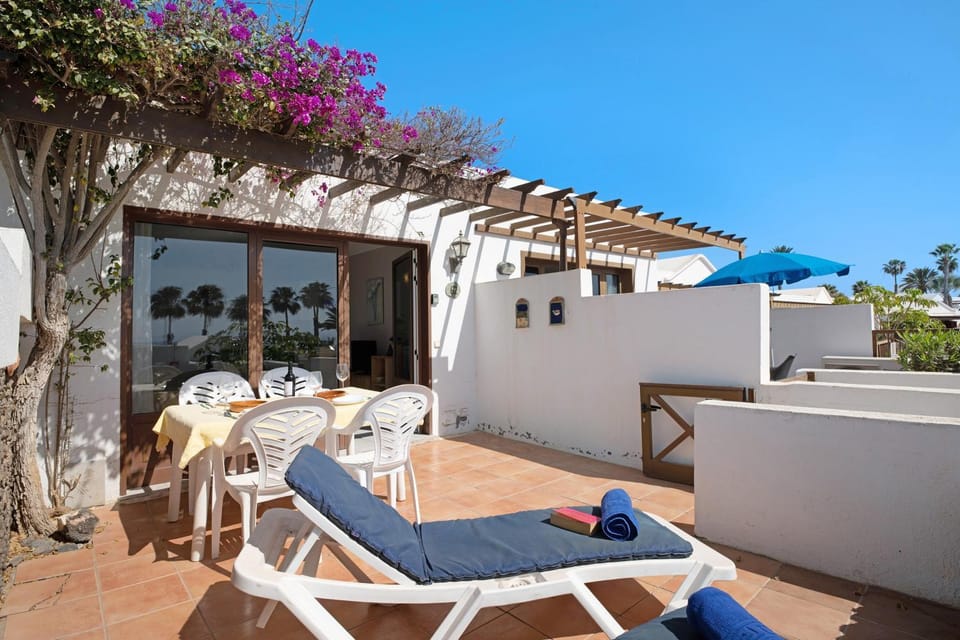 Property building, Balcony/Terrace, Living room