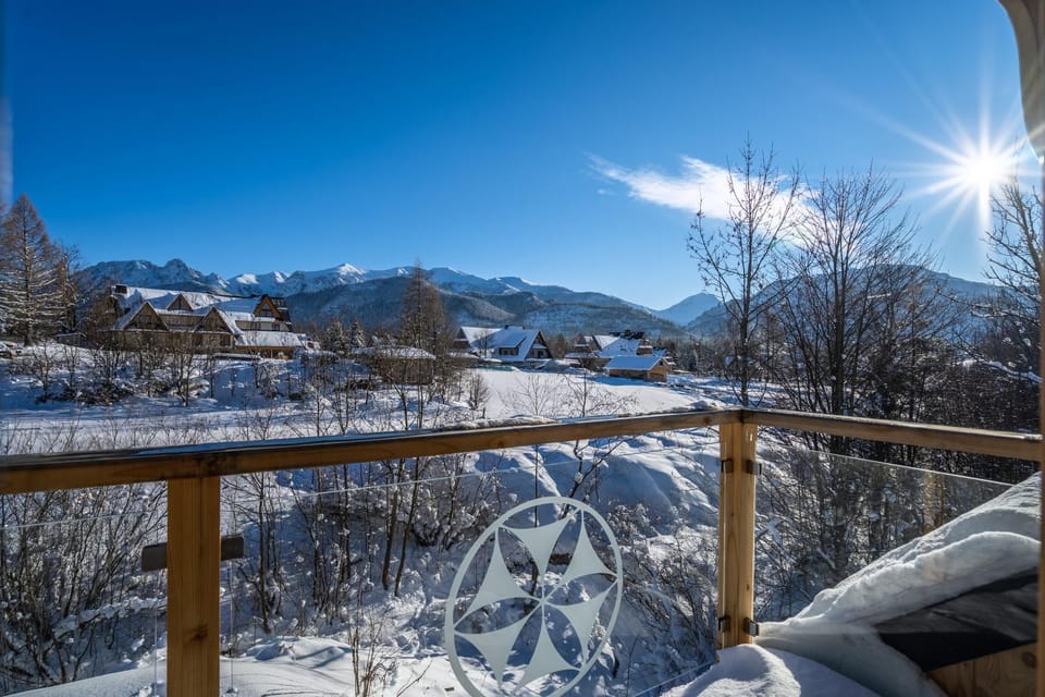 Property building, Nearby landmark, Day, Natural landscape, Winter, Mountain view