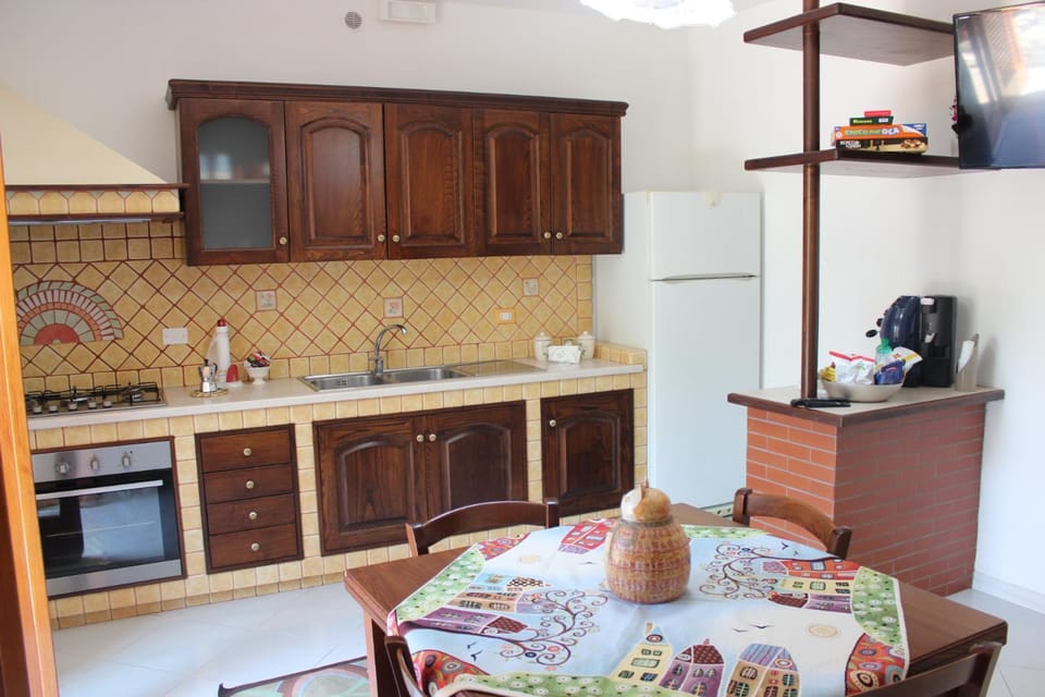 Kitchen or kitchenette, Dining area, Food, oven, stove