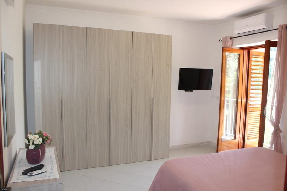 Bed, TV and multimedia, Evening entertainment, wardrobe, air conditioner