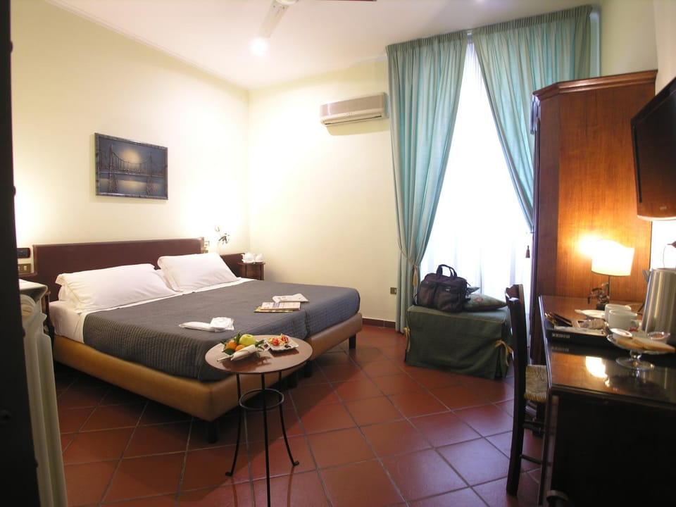 TV and multimedia, Coffee/tea facilities, Living room, Food and drinks, Photo of the whole room, Bedroom