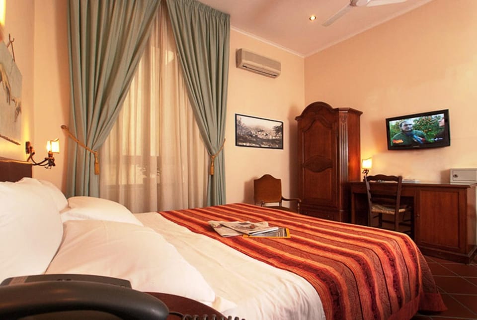 TV and multimedia, Photo of the whole room, Bedroom