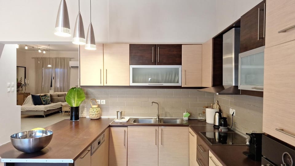 Coffee/tea facilities, Kitchen or kitchenette, dishwasher, oven