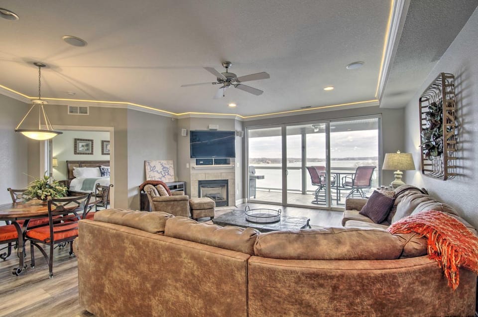 Relax by Pools: Top-Floor Lands End Corner Unit House in Osage Beach