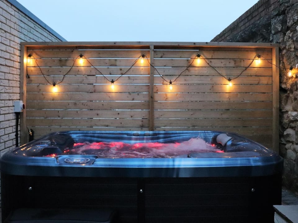 Jollys-Contemporary Beachfront Property, Pet Friendly with optional Hot Tub House in England