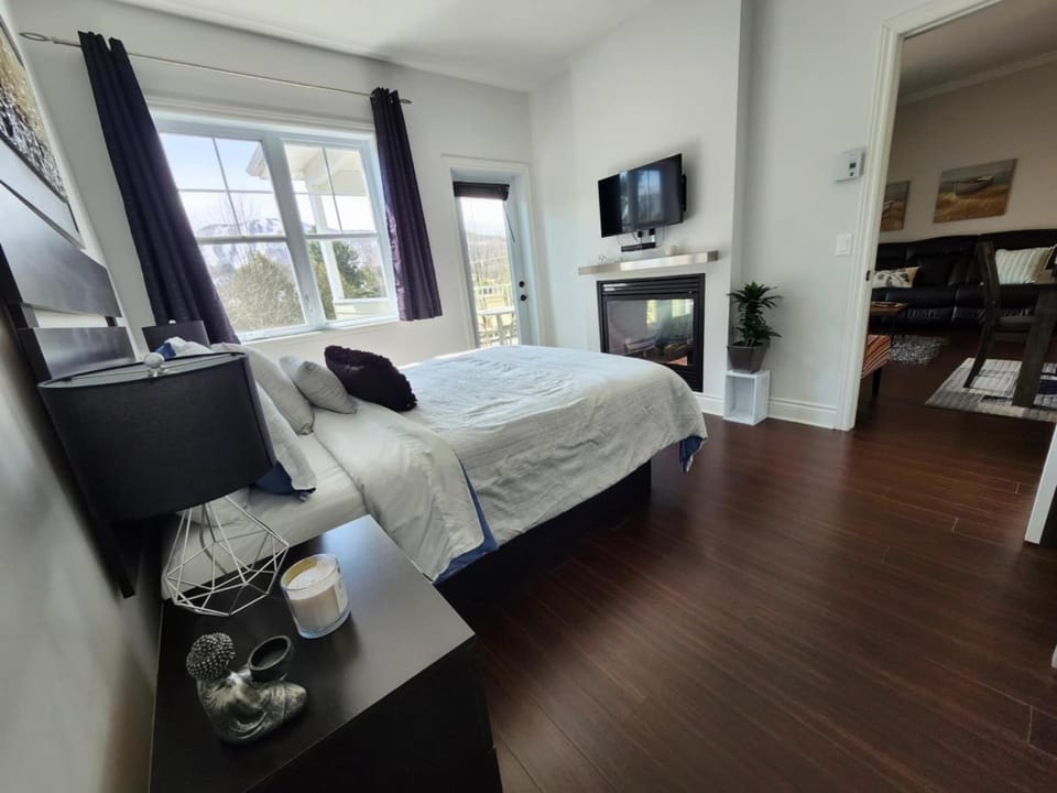 Bed, TV and multimedia, Bedroom, Mountain view, fireplace
