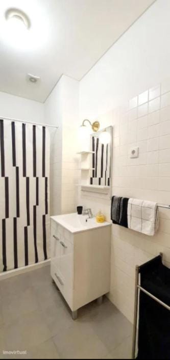Bathroom, towels