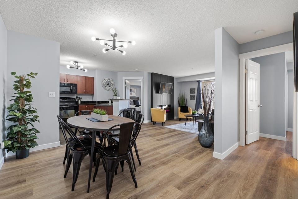 The Altitude Landing, Pool, Hot Tub, Pets Apartment in Invermere