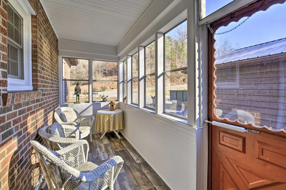 Half-Mi to Dawkins Rail Trail: Family Home w/ Yard House in Kentucky