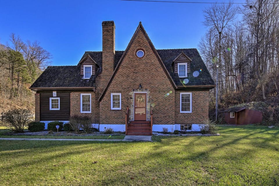 Half-Mi to Dawkins Rail Trail: Family Home w/ Yard House in Kentucky