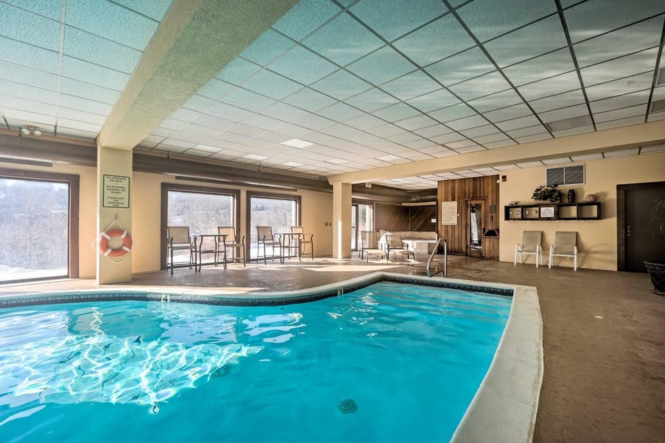 Steps to Ski Shuttle! Snow Mountain Village Condo House in Dover