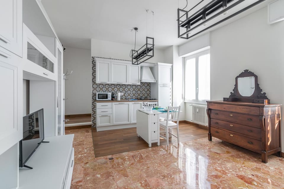 Kitchen or kitchenette, Dining area, stove