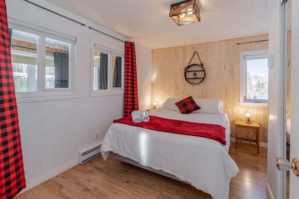 3CH - Fireplace Spa Sauna WiFi Ping-pong Chalet in Baie-Saint-Paul