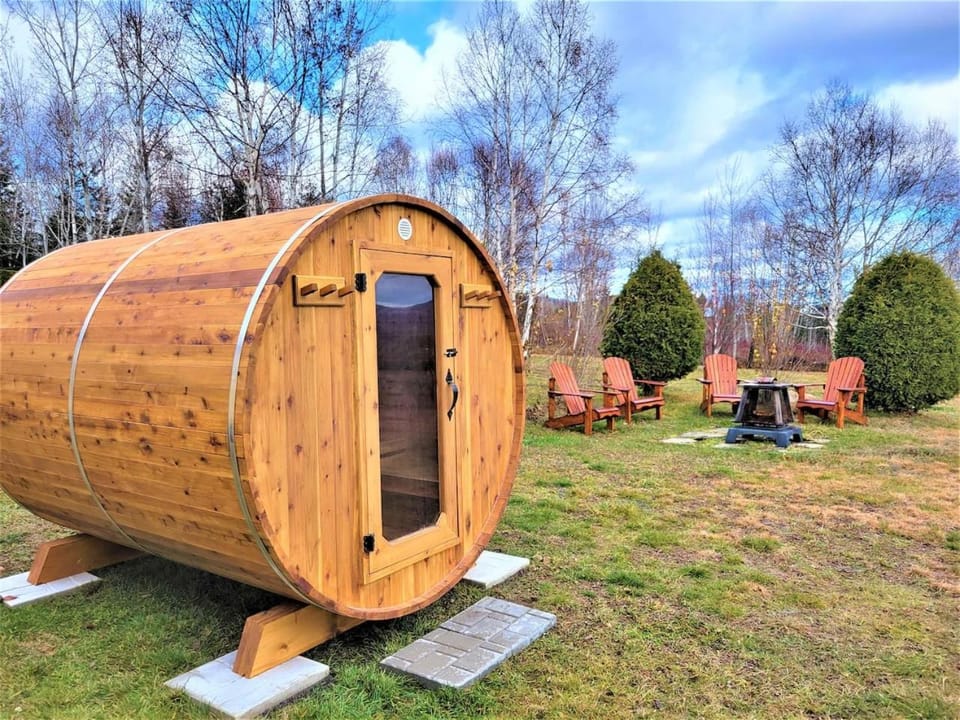 3CH - Fireplace Spa Sauna WiFi Ping-pong Chalet in Baie-Saint-Paul