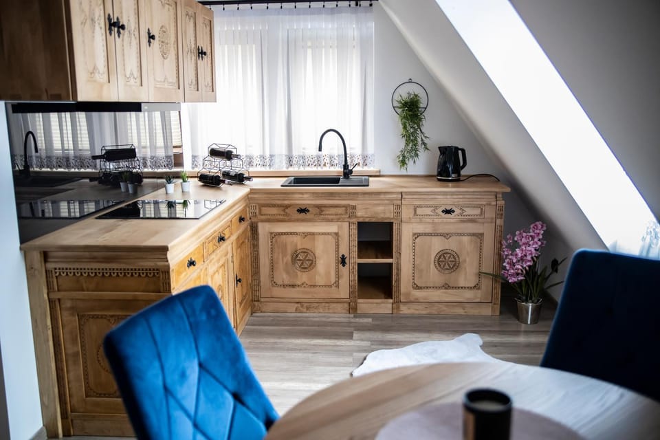 Kitchen or kitchenette, Dining area, dishwasher, stove
