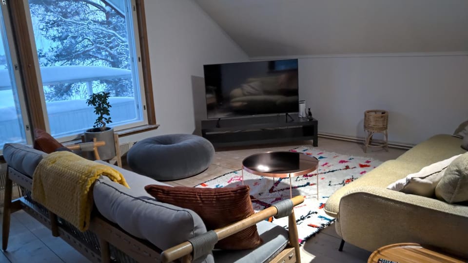 Beautiful Expansive House with Sea views, large private bedrooms available in shared house Apartment in Finland