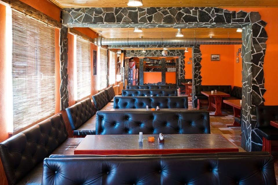 Nightclub / DJ, Lounge or bar