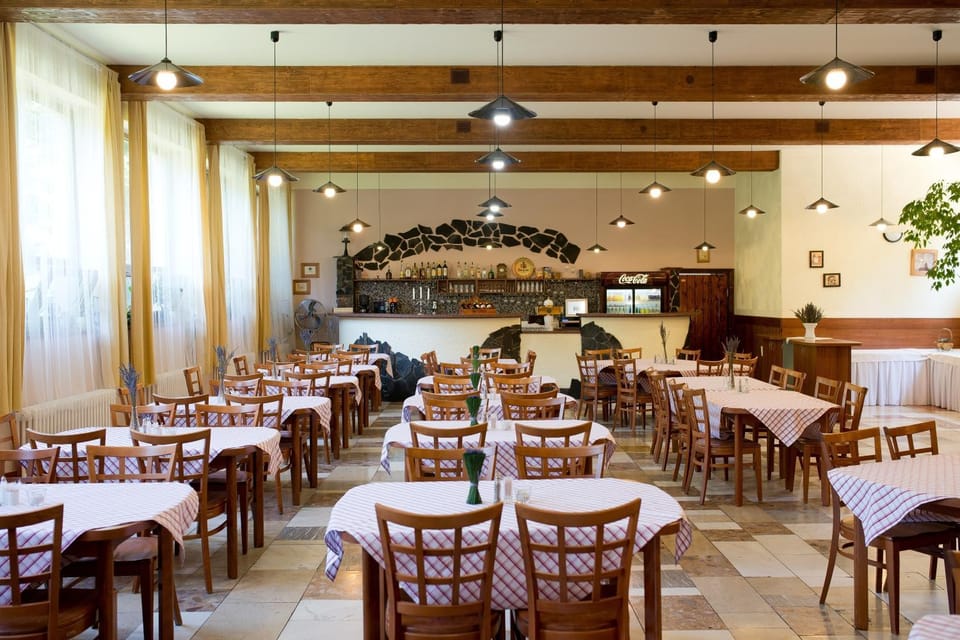 Restaurant/places to eat, Seating area, Breakfast, Lunch, Dinner