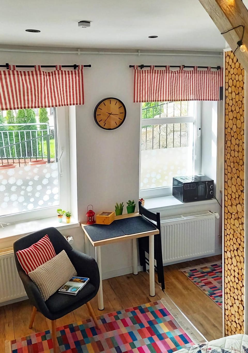 Dining area, minibar