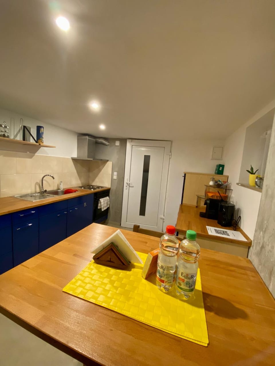 Dining area, pet friendly, stove