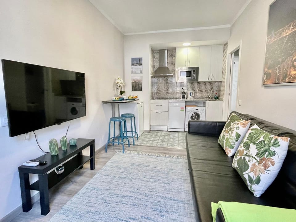 TV and multimedia, Kitchen or kitchenette, Living room, Seating area, Dining area