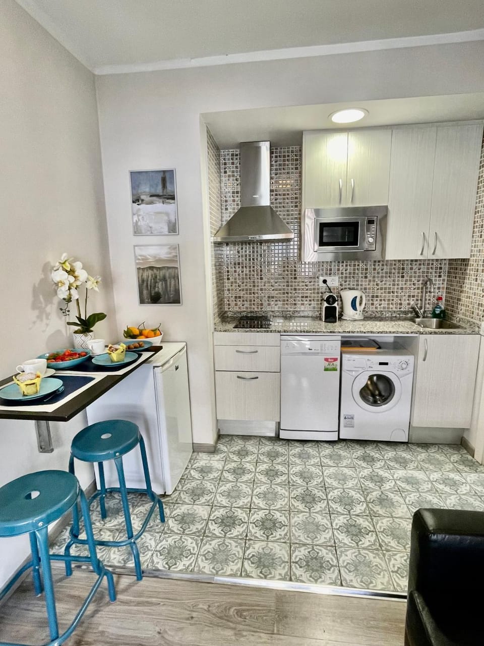 Kitchen or kitchenette, Dining area