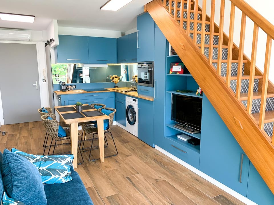Communal lounge/ TV room, Coffee/tea facilities, Kitchen or kitchenette, Living room, Lounge or bar, Seating area, stove, kitchen