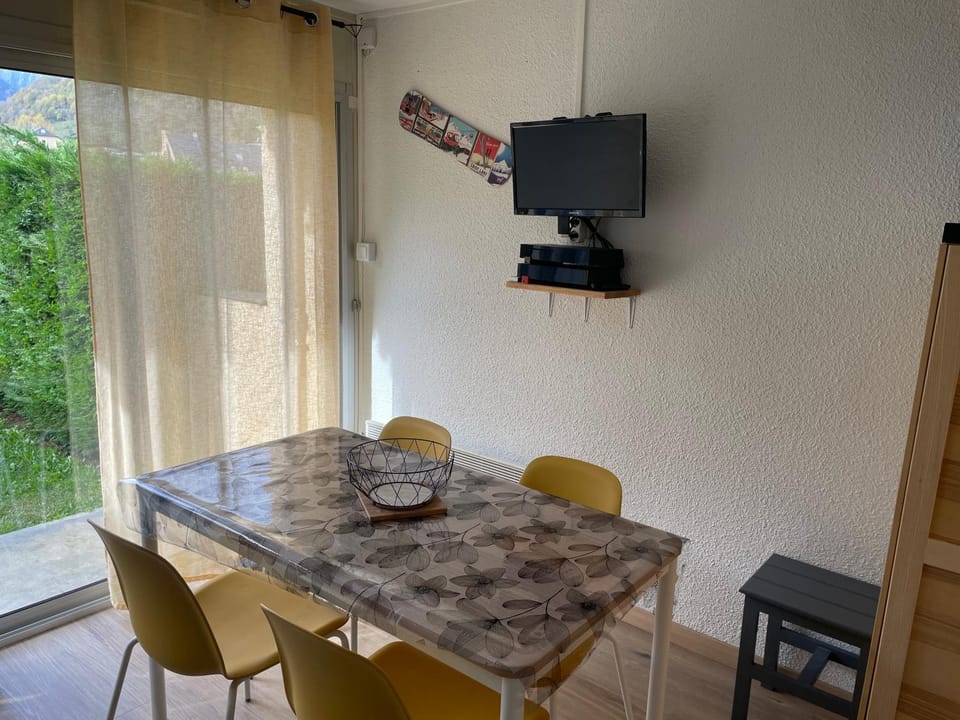 Communal lounge/ TV room, Dining area