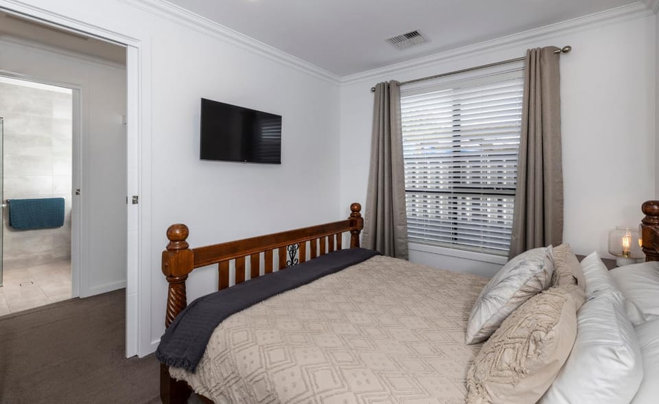 Bed, TV and multimedia, Bedroom