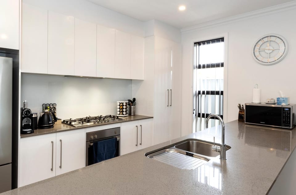 Coffee/tea facilities, minibar, stove, kitchen