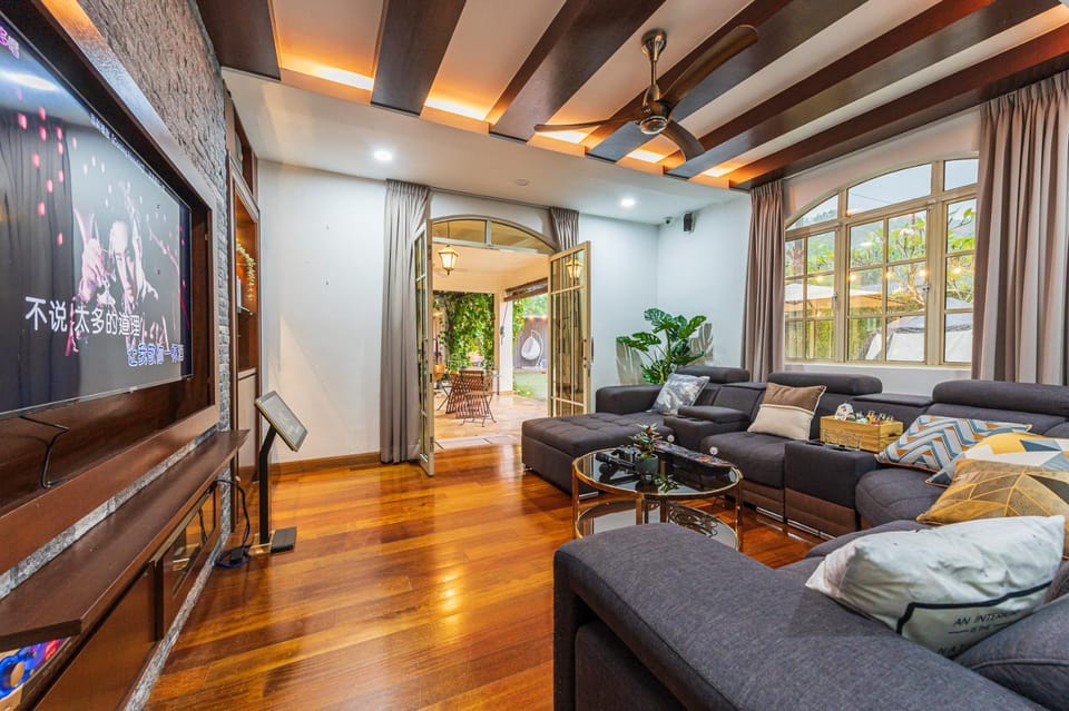 Communal lounge/ TV room, TV and multimedia, Living room, Seating area, Evening entertainment