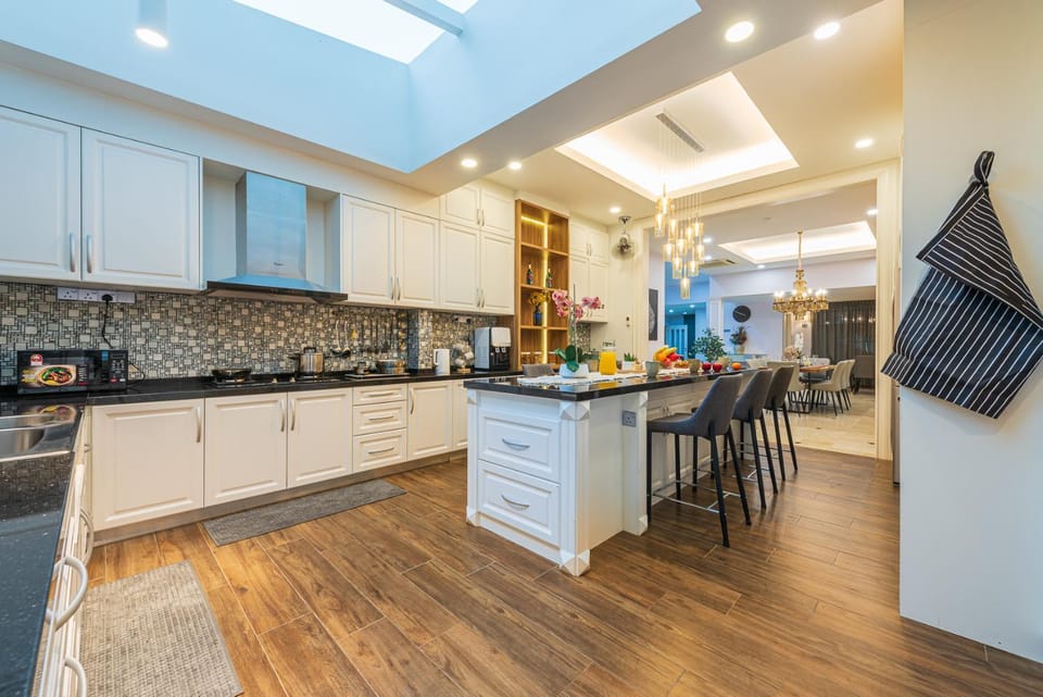 Kitchen or kitchenette, Dining area, dishwasher, minibar, stove