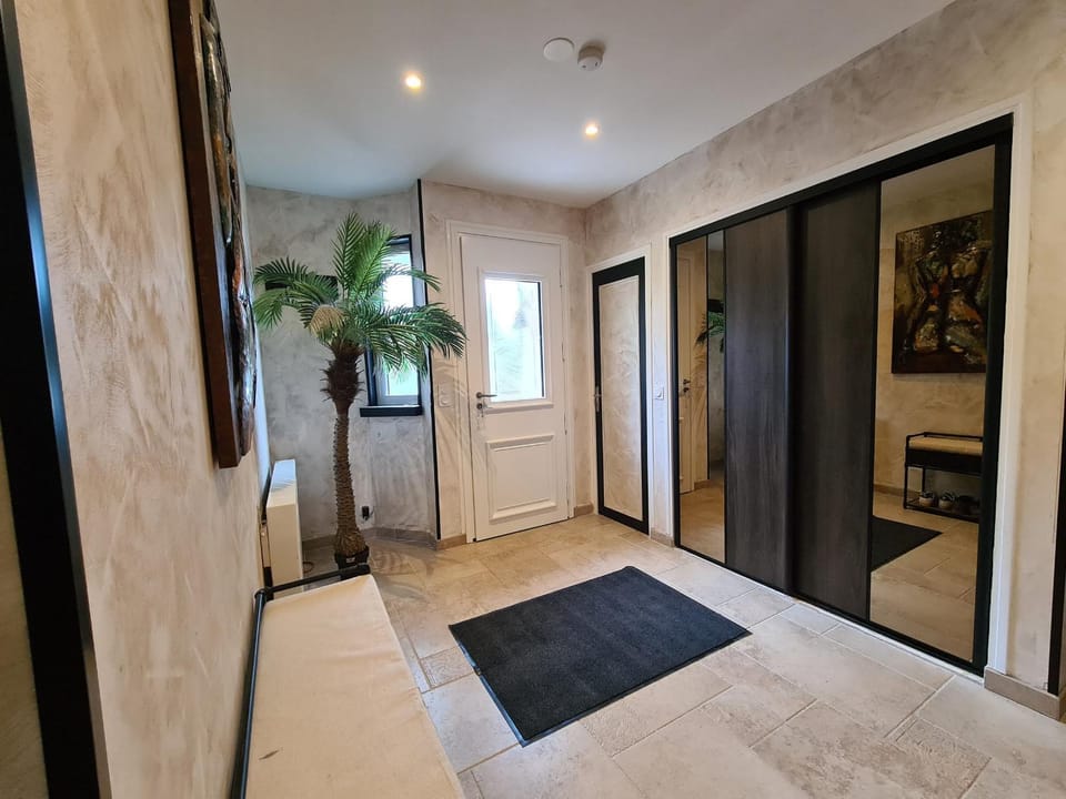 Grande Maison au Bord d'un Lac avec Spa, Jardin Clôturé et Proche du ZooParc de Beauval - FR-1-591-336 House in Centre-Val de Loire