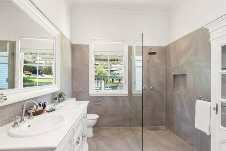 Pet Friendly Family Home In Brisbane - Relocations and Family Stays - Fast Internet - Parking - Netflix House in Bulimba