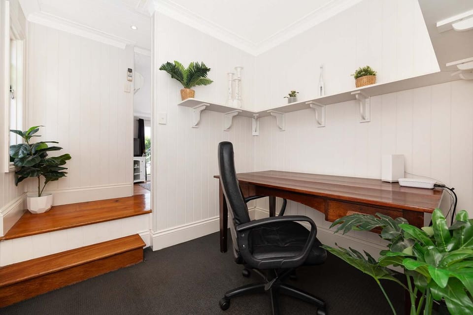 Pet Friendly Family Home In Brisbane - Relocations and Family Stays - Fast Internet - Parking - Netflix House in Bulimba