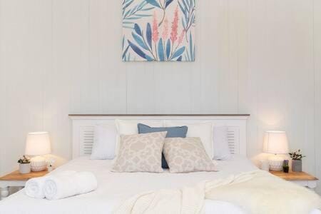 Pet Friendly Family Home In Brisbane - Relocations and Family Stays - Fast Internet - Parking - Netflix House in Bulimba