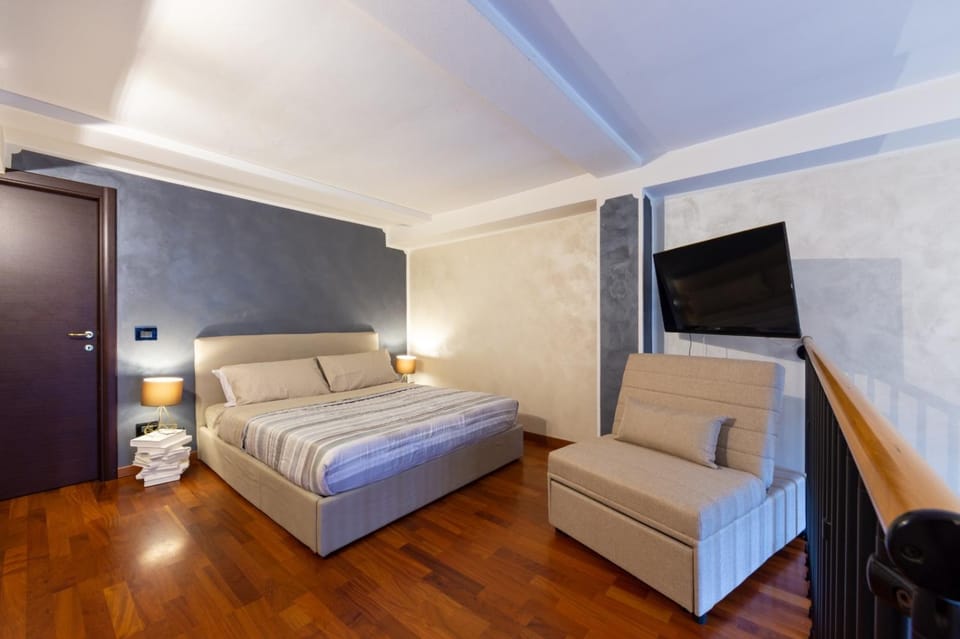 Bed, TV and multimedia, Photo of the whole room, Bedroom