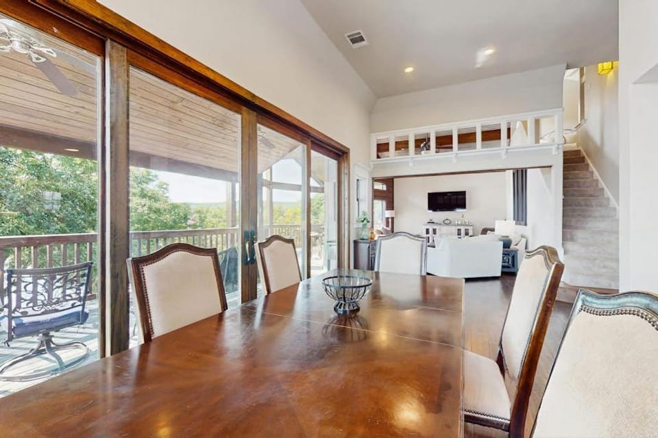 TV and multimedia, Seating area, Dining area