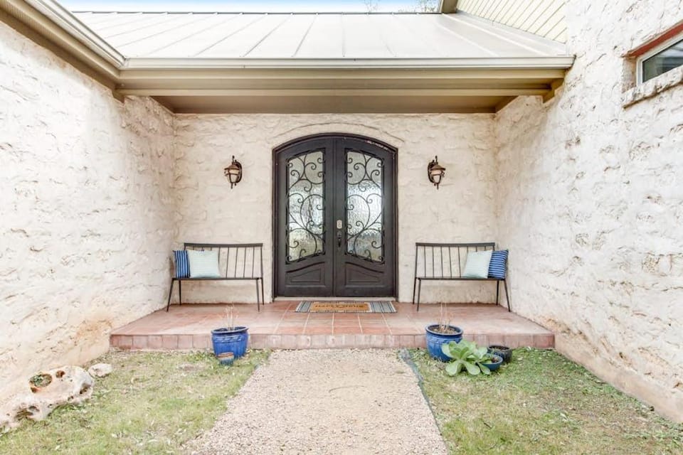 Property building, Facade/entrance, Day
