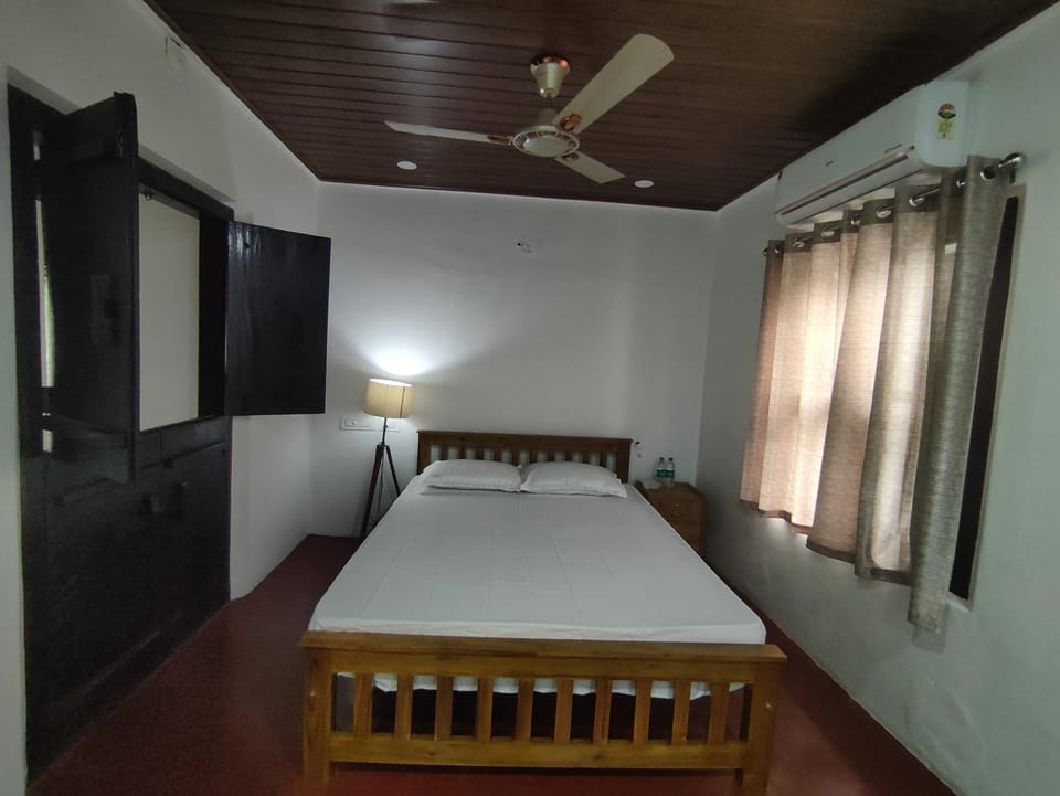 Bed, Bedroom, fireplace, air conditioner