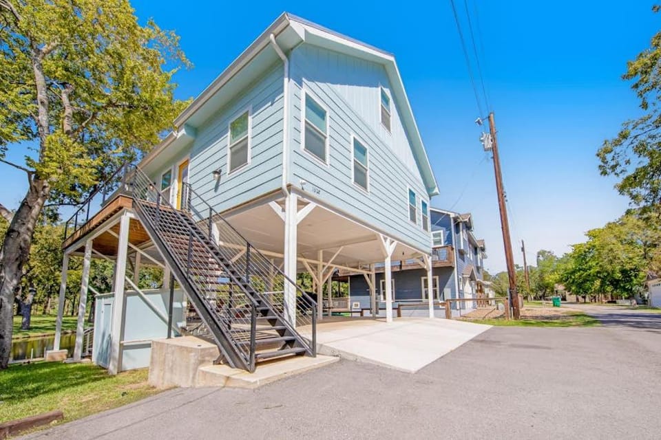 Property building, Day