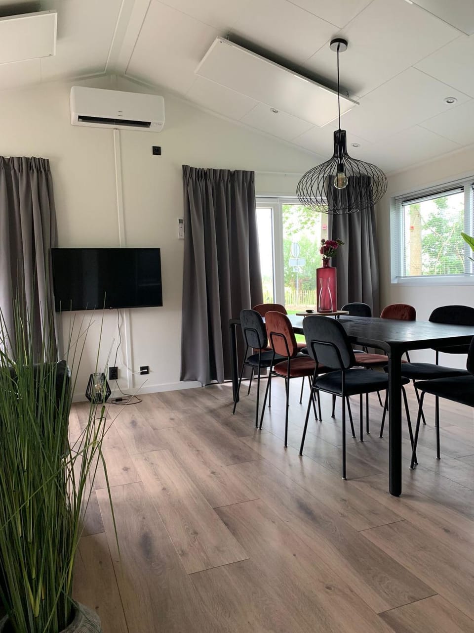 TV and multimedia, Living room, Dining area, internet, internet, internet, air conditioner, air conditioner